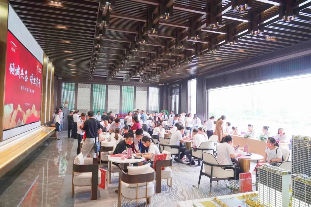 倾城共鉴 耀世首开!鑫马央玺盛大开盘,人潮汹涌,再现热销传奇........(图4) 倾城共鉴 耀世首开!鑫马央玺盛大开盘,人潮汹涌,再现热销传奇........(图4)