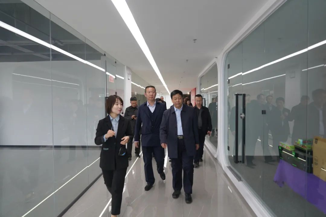 【鑫马要闻】山西省小企业发展促进局张会荣到理想创业大厦调研中小企业就业创业工作(图4) 【鑫马要闻】山西省小企业发展促进局张会荣到理想创业大厦调研中小企业就业创业工作(图4)
